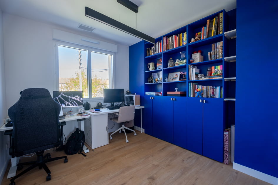 Apr&egrave;s&nbsp;: un bureau avec une biblioth&egrave;que color&eacute;e