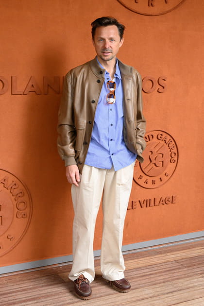 Martin Solveig en pantalon cr&egrave;me et mocassins en cuir