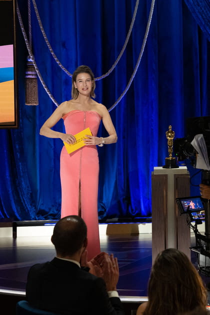 Renee Zellweger en robe rose Giorgio Armani Privé