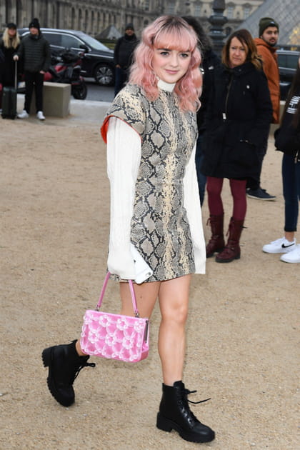 FLOP : Maisie Williams en robe serpent et cheveux roses