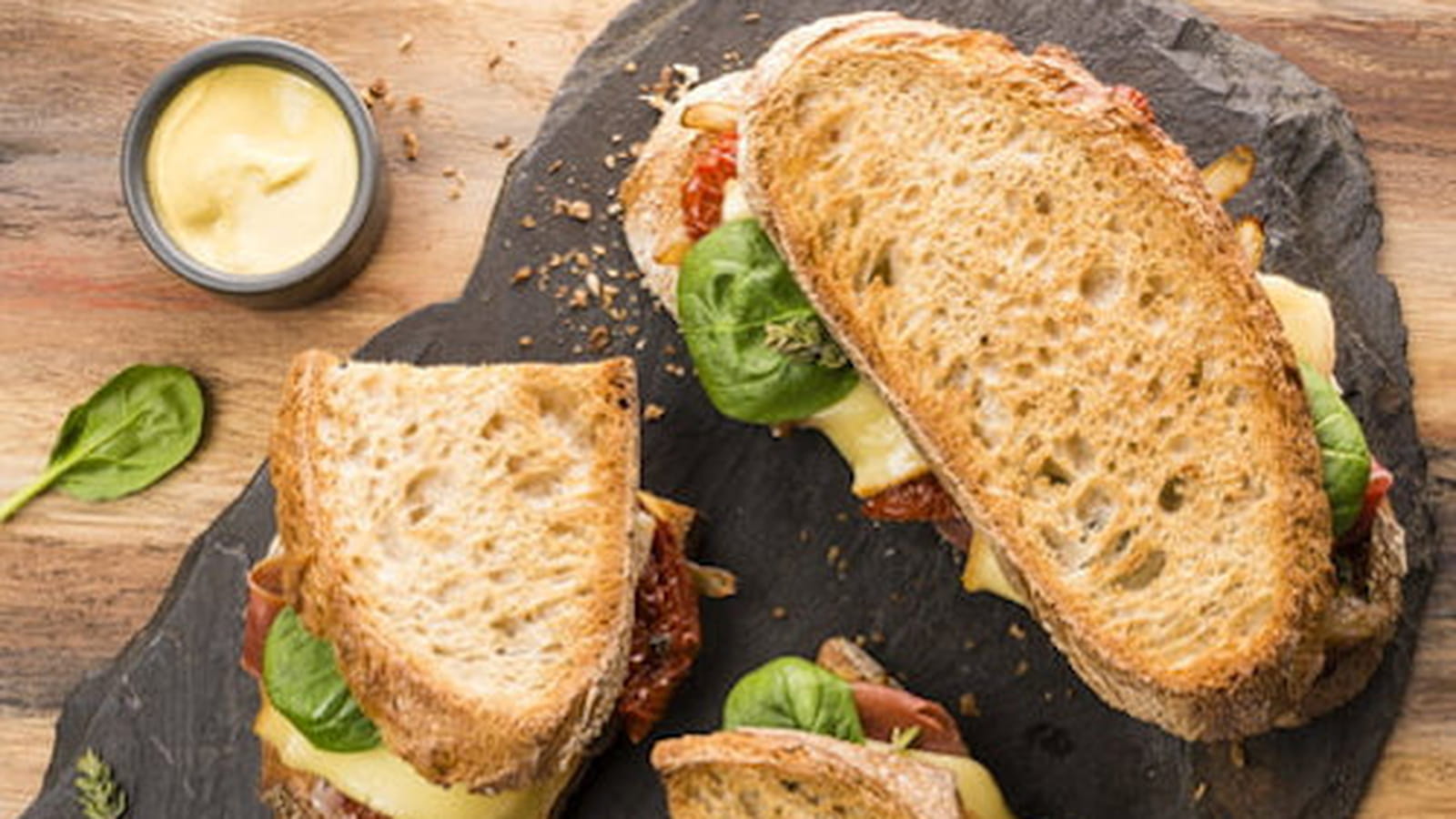 Burger de campagne au jambon cru, tomates confites et pousses d’épinards