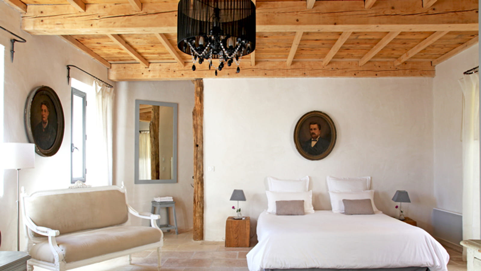 Chambre sous les poutres