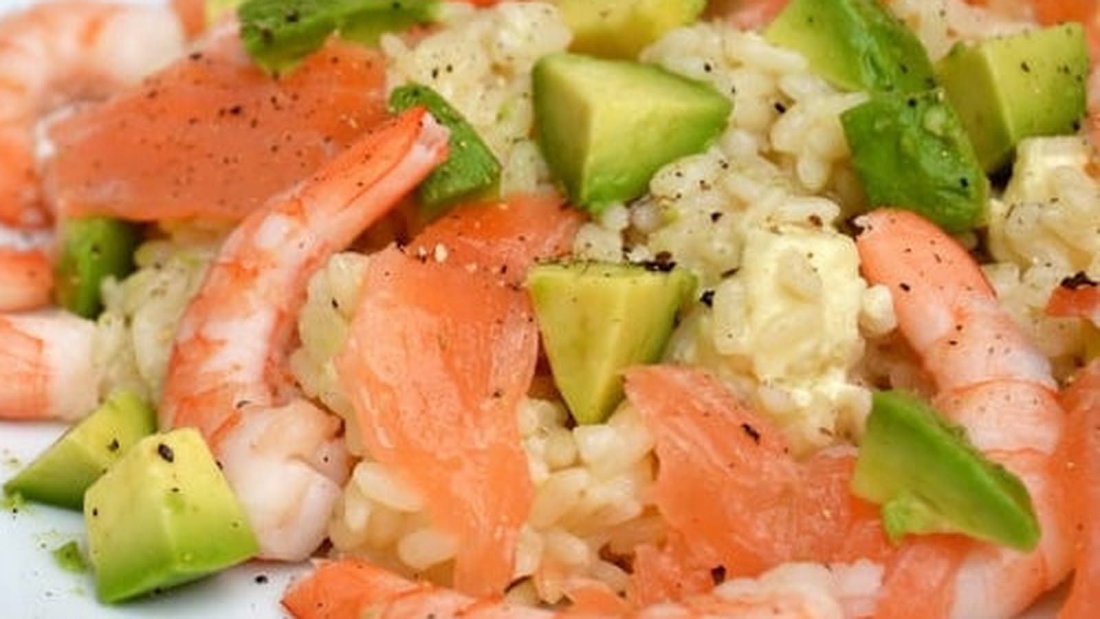 Risotto au saumon fumé, crevettes et avocat, feta et citron vert