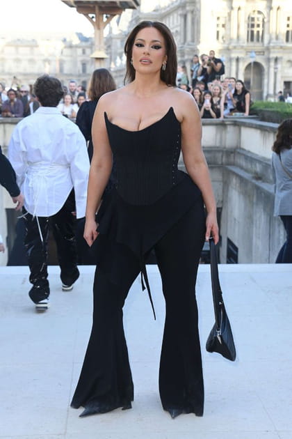 Ashley Graham en bustier noir et pantalon