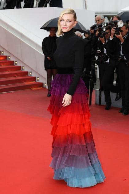 Cate Blanchett en haut à col roulé noir et jupe longue à froufrous multicolore Givenchy couture