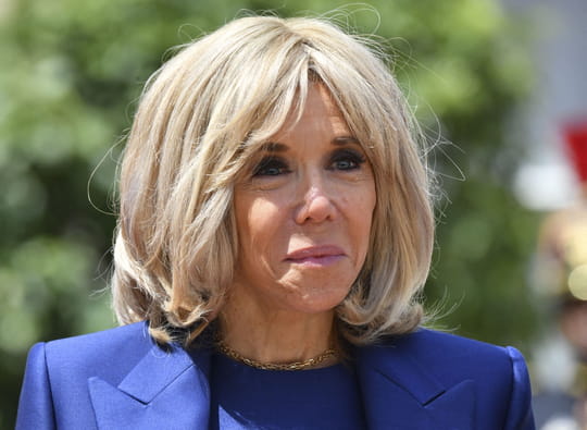 Pour poser aux c&ocirc;t&eacute;s de C&eacute;line Dion, Brigitte Macron joue la carte du chic &agrave; la fran&ccedil;aise avec un costume parfaitement ajust&eacute;