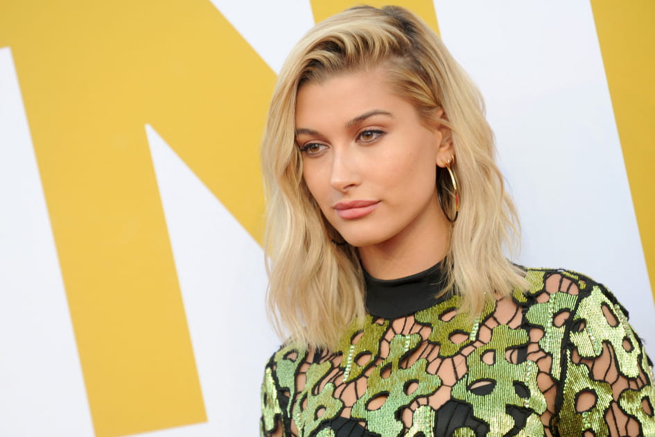 Hailey Bieber, minimaliste avec son side-hair vaporeux