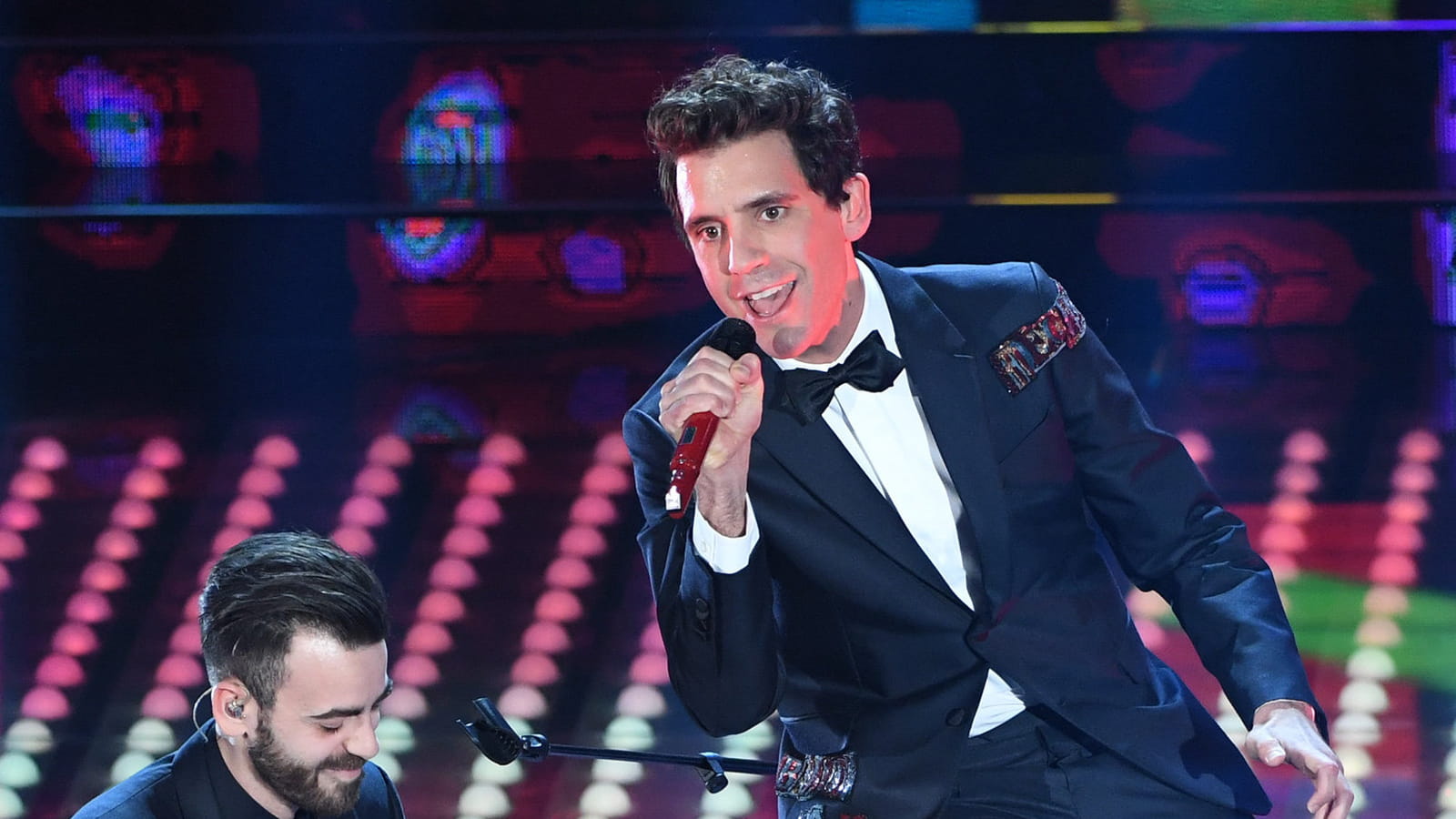 Mika joue du piano assis