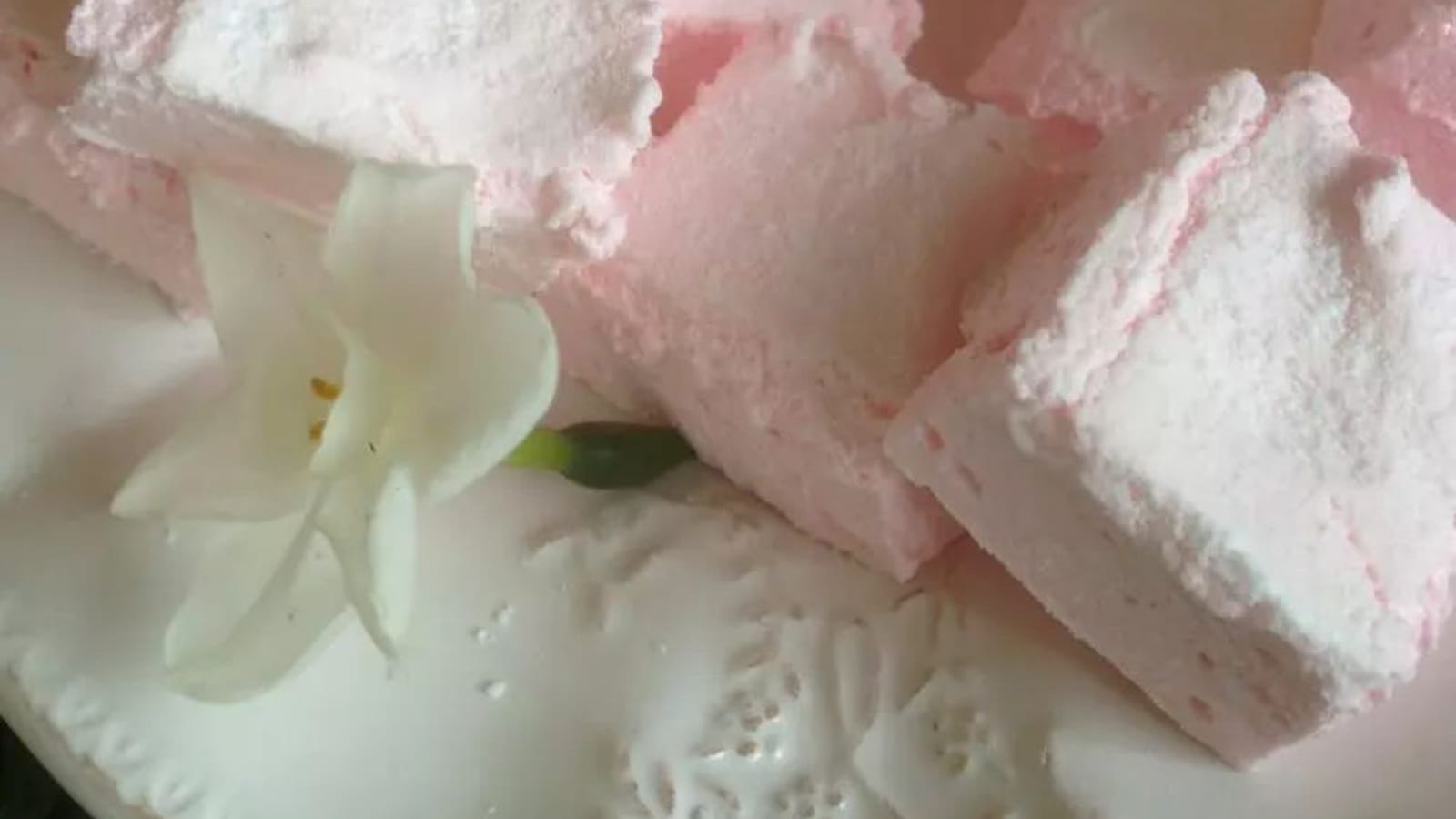 Guimauves à la rose et miel de fleurs