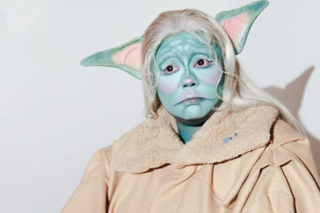 Lizzo grimée en Baby Yoda, son costume d'Halloween laisse les