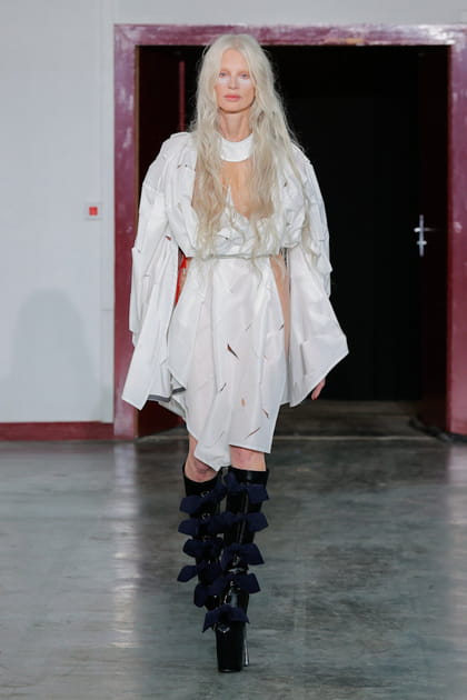 Robe blanche à découpes et bottes à plateformes à nœuds aperçues sur le défilé Andreas Kronthaler for Vivienne Westwood