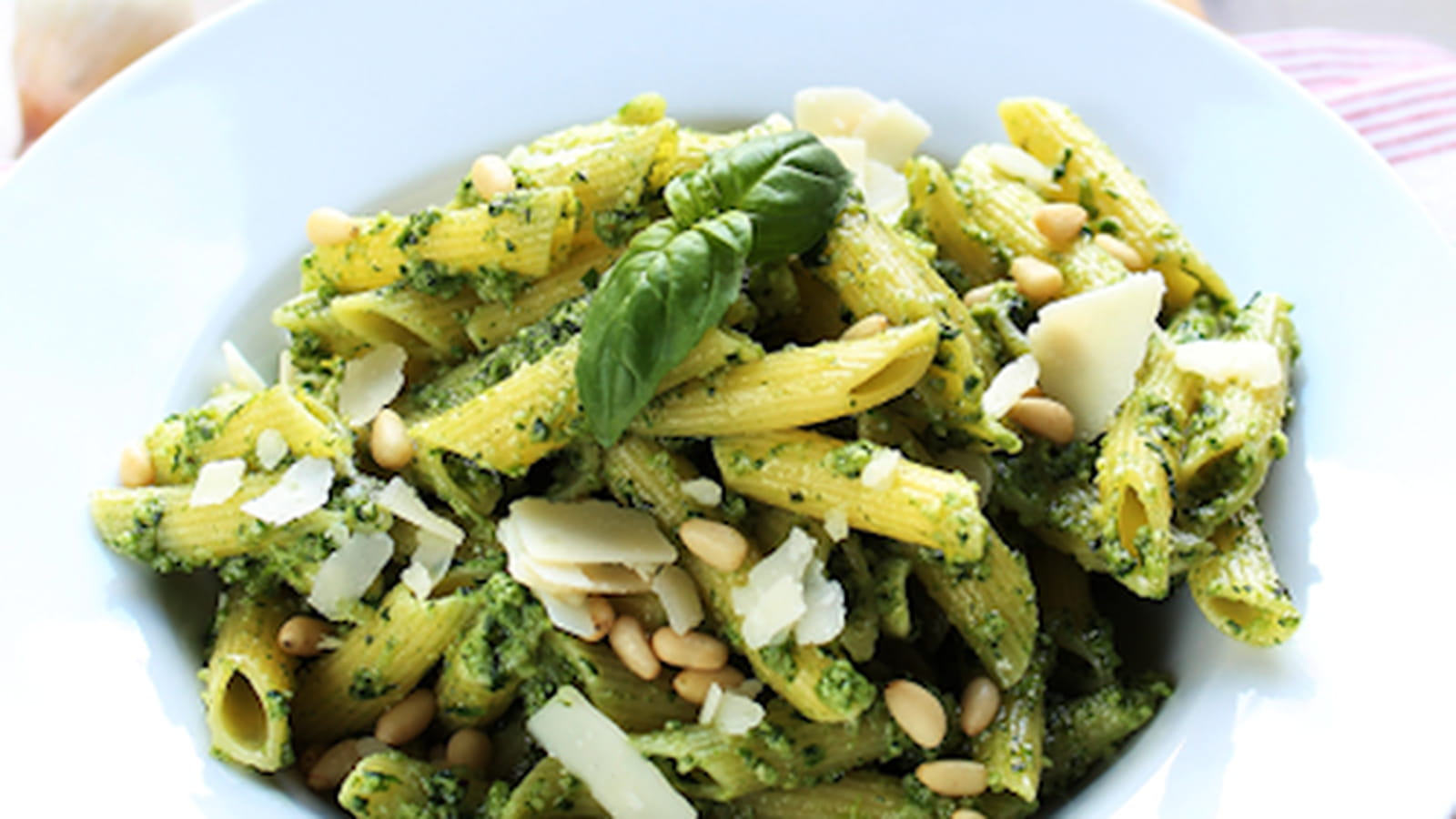 Pâtes penne au pesto de roquette et épinards
