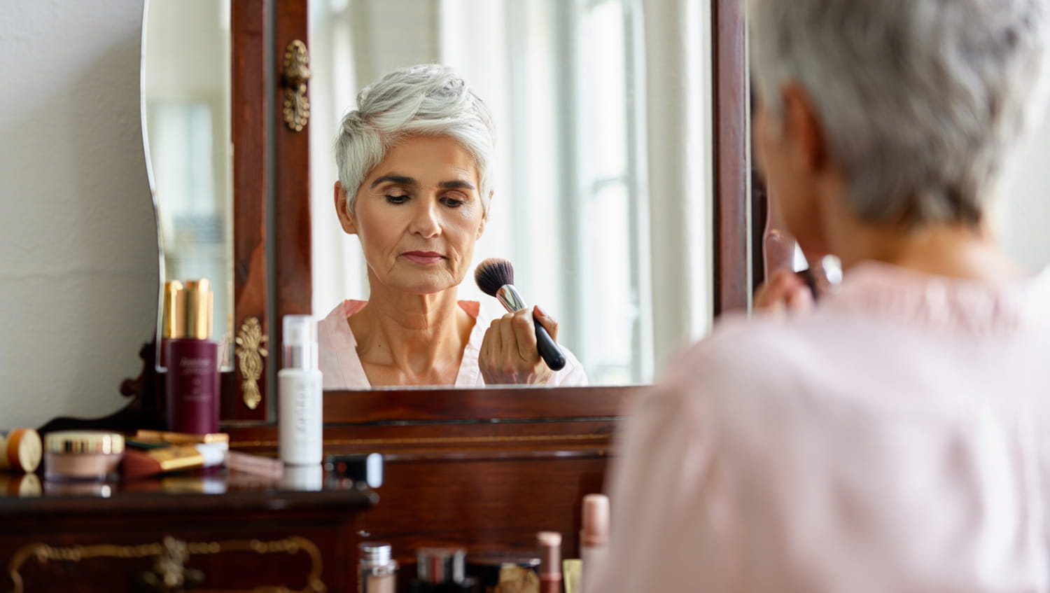 Here is the makeup artist’s technique to smooth wrinkles and brighten the complexion in a single gesture Here is the makeup artist’s technique to smooth wrinkles and brighten the complexion in a single gesture