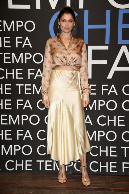 Laetitia Casta en blouse métallisée et jupe en soie champagne