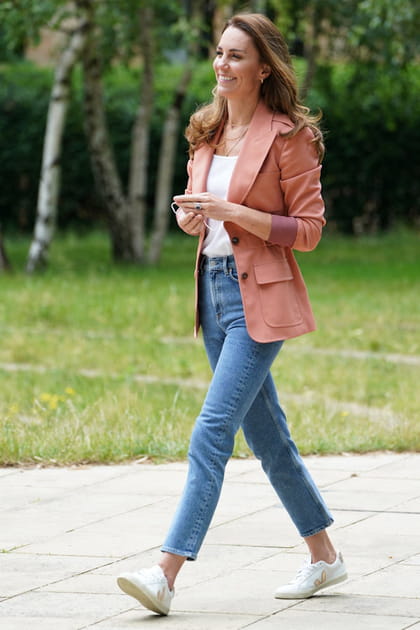 Kate Middleton&nbsp;en jean indigo et baskets blanches