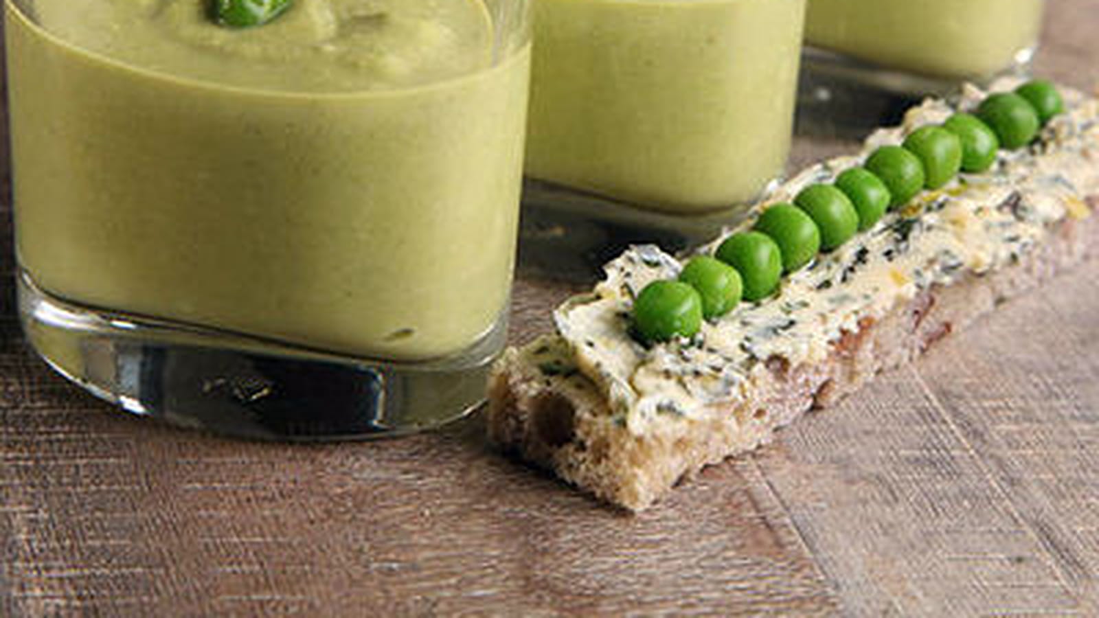 Velouté de petits pois aux amandes