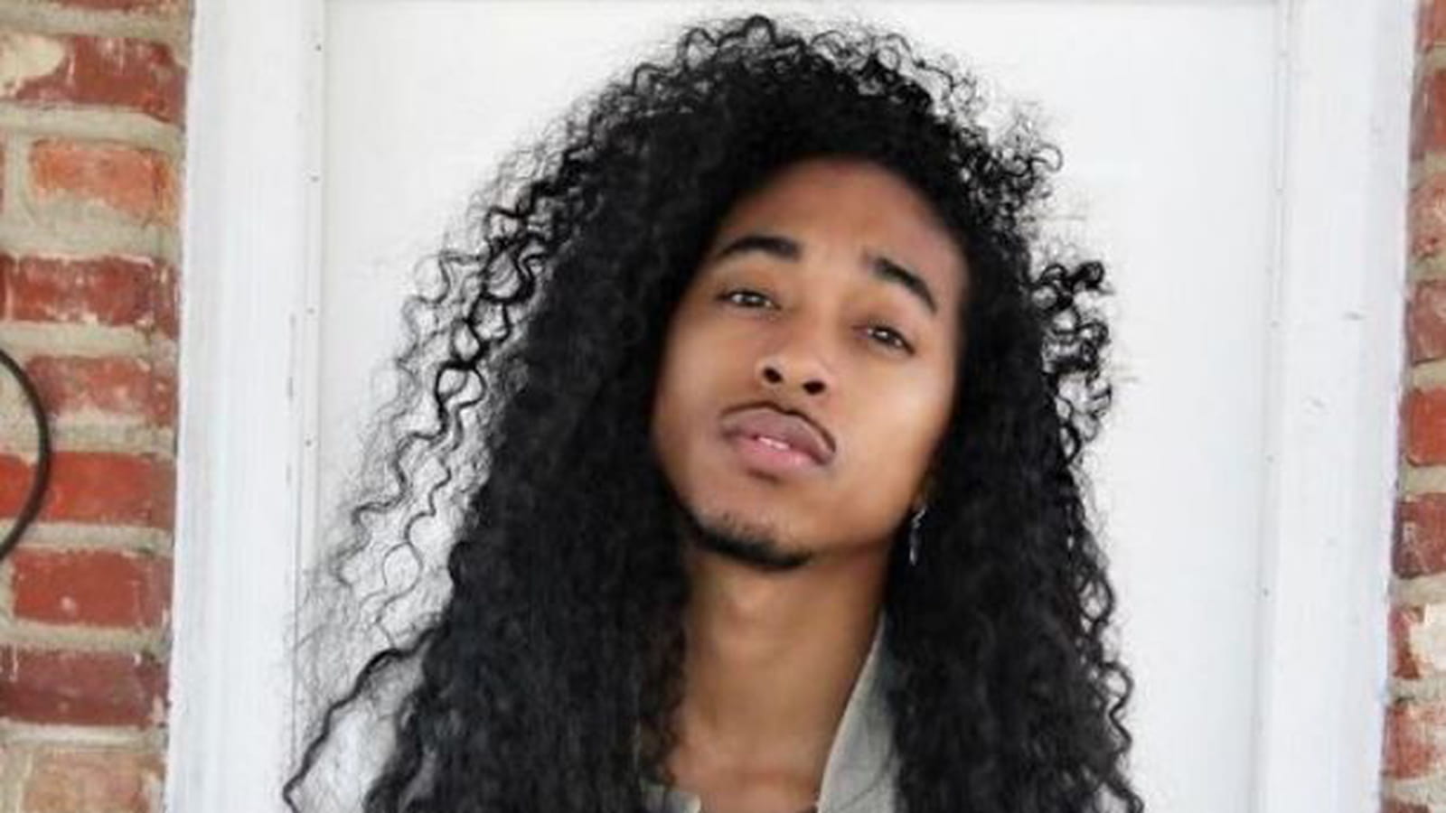 Les longs cheveux frisés
