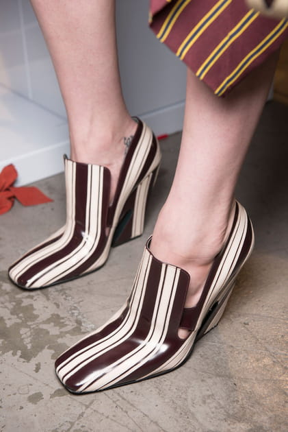 Les escarpins richelieu &agrave; rayures du d&eacute;fil&eacute; Mulberry
