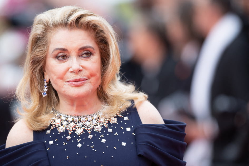 Le mi-long liss&eacute; en arri&egrave;re de Catherine Deneuve