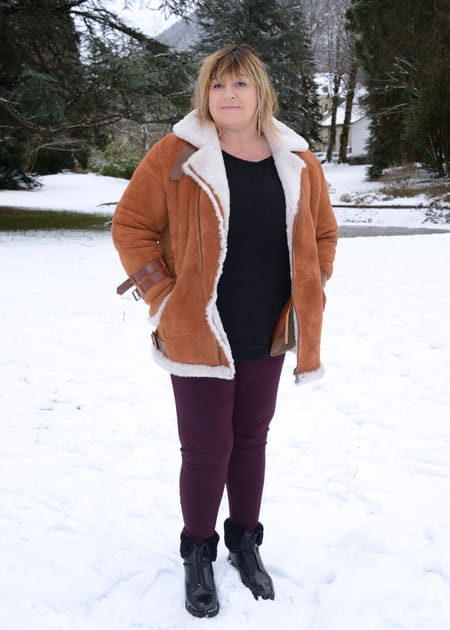 Mich&egrave;le Bernier en bombardier camel et jean prune