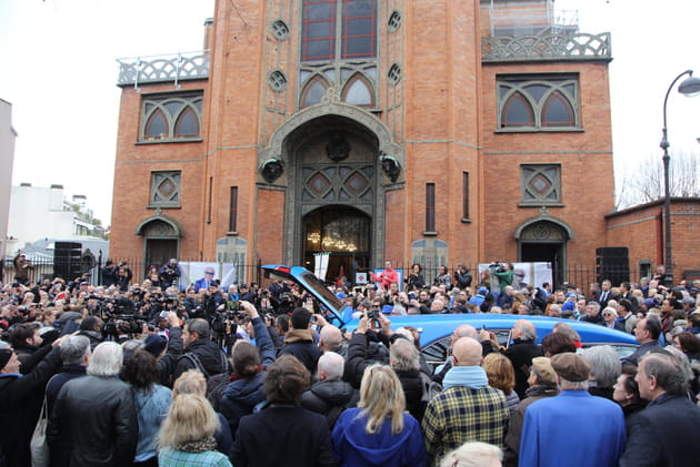Arriv&eacute;e du corbillard bleu-roi &agrave; l'&eacute;glise de Saint-Jean &agrave; Montmartre