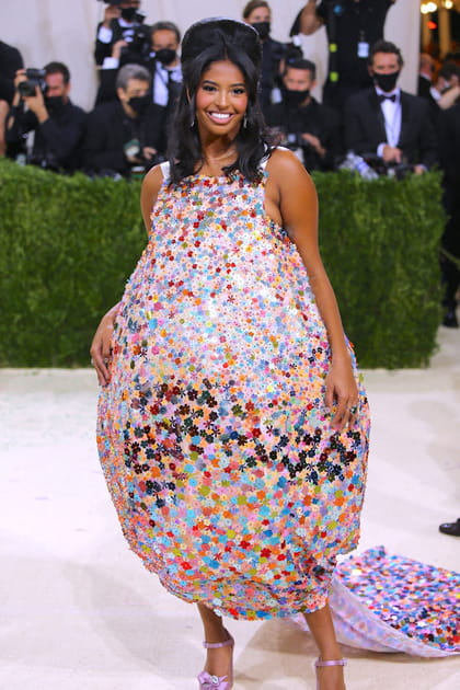 Natalia Bryant en robe &agrave; fleurs ballon