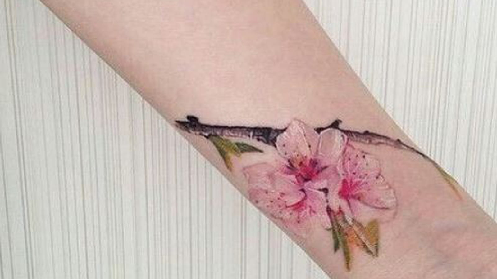 Fleurs de cerisier réalistes sur le poignet