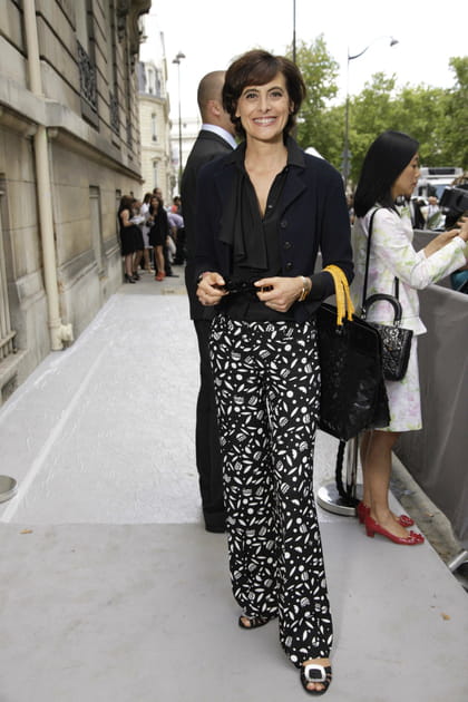 Inès de la Fressange en pantalon imprim&eacute; et ballerines &agrave; boucles