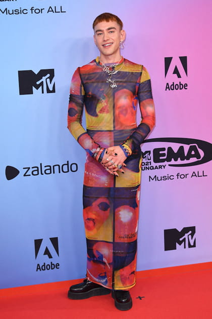 Olly Alexander en robe longue