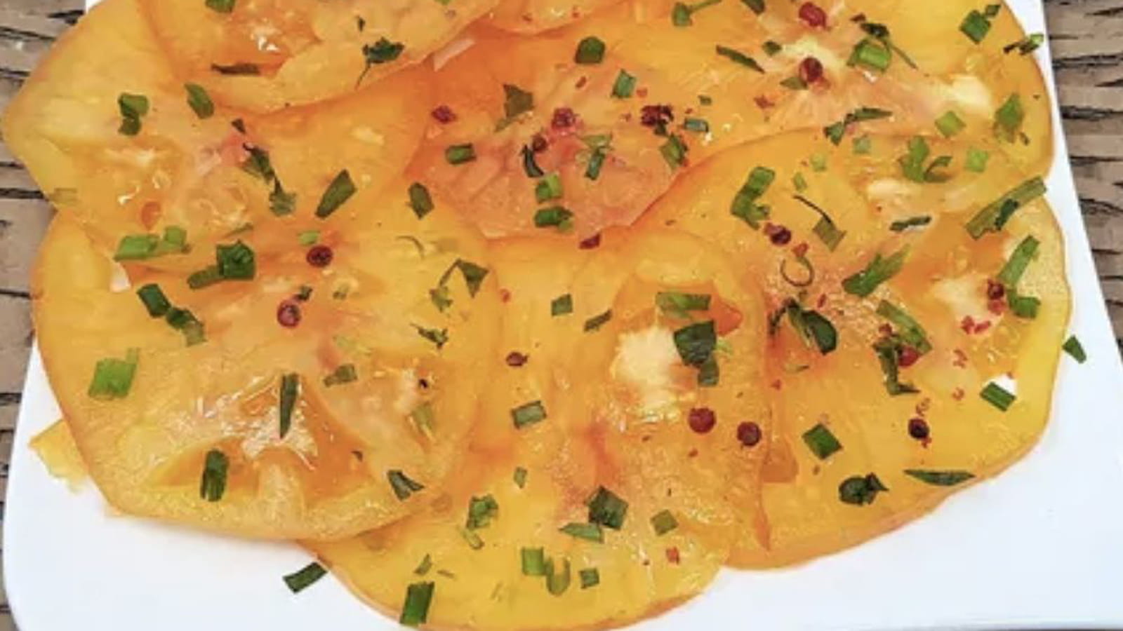 Carpaccio de tomate, vinaigrette sésame, estragon et verveine