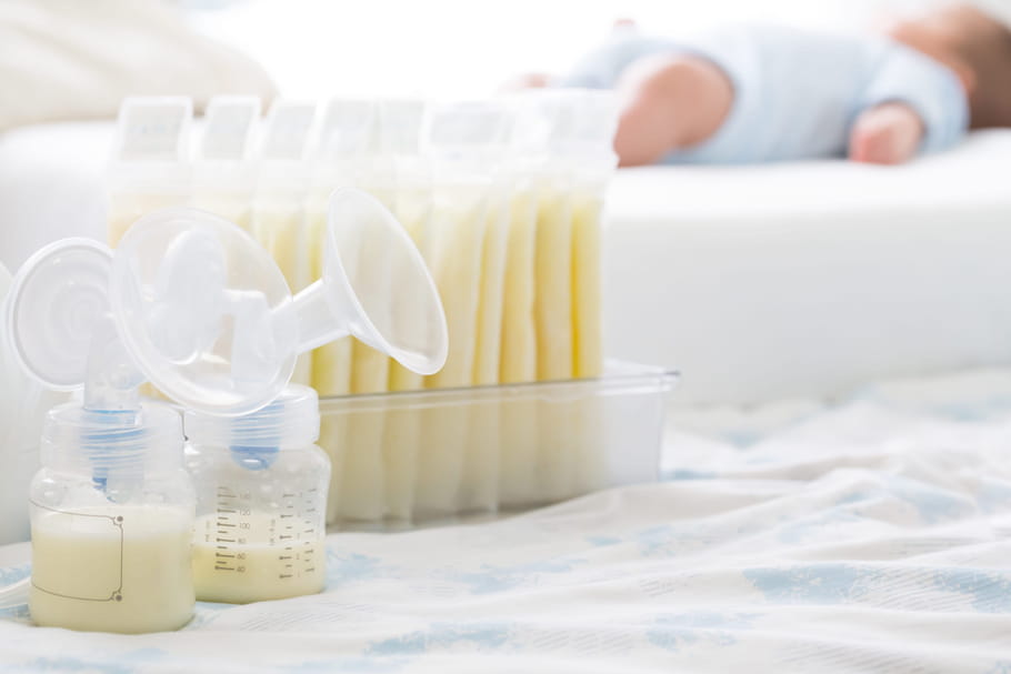Conservation du lait maternel : comment le stocker après l'avoir tiré ?