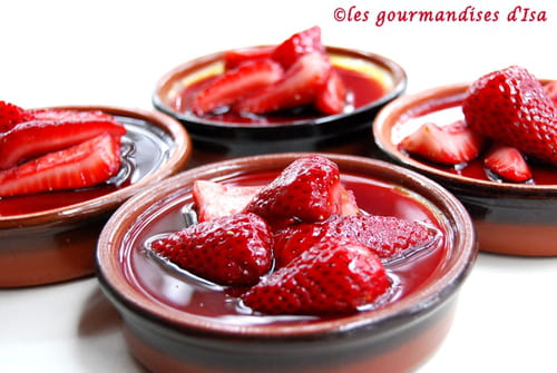 Petites crèmes au fromage de chèvre, fraises au sirop de vin rouge