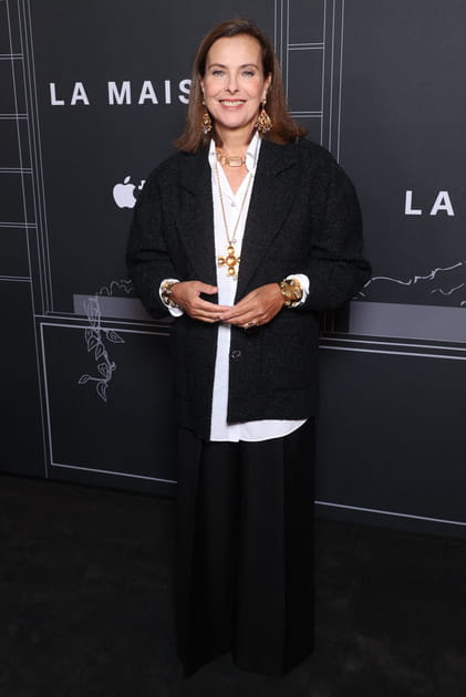 Carole Bouquet en chemise blanche et veste noire