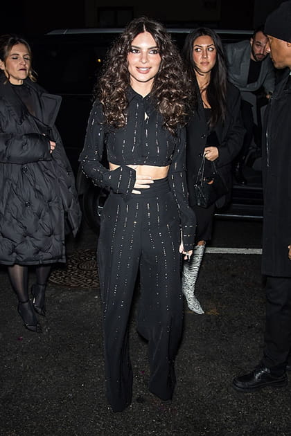 Emily Ratajkowski en ensemble top et pantalon de costume ray&eacute; noir &agrave; la soir&eacute;e Viktor&Rolf Flowerbomb