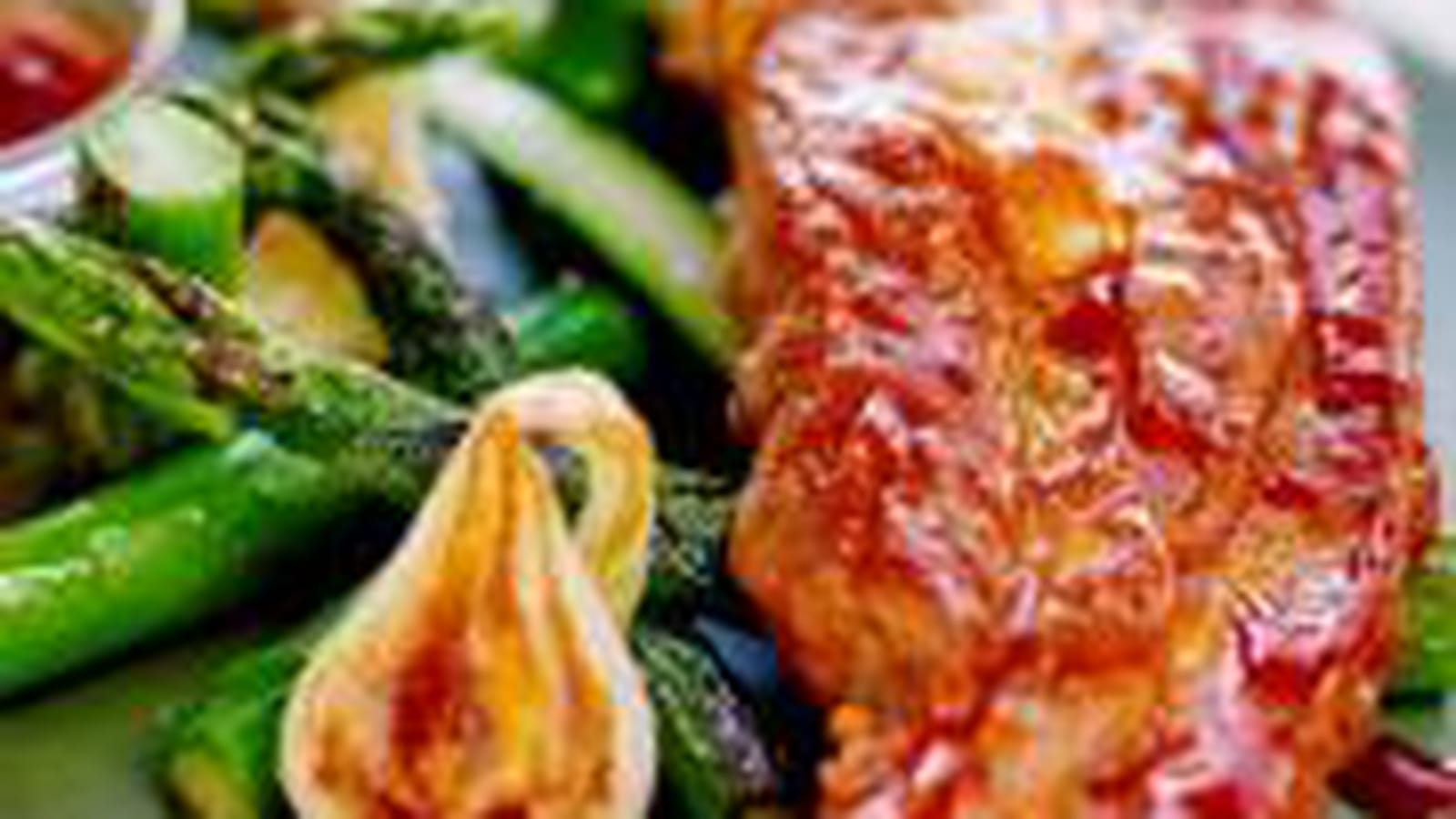 Tendron de veau laqué, sauce barbecue, oignons nouveaux et asperges vertes