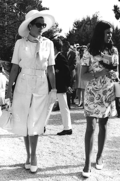 Grace Kelly en robe midi et capeline