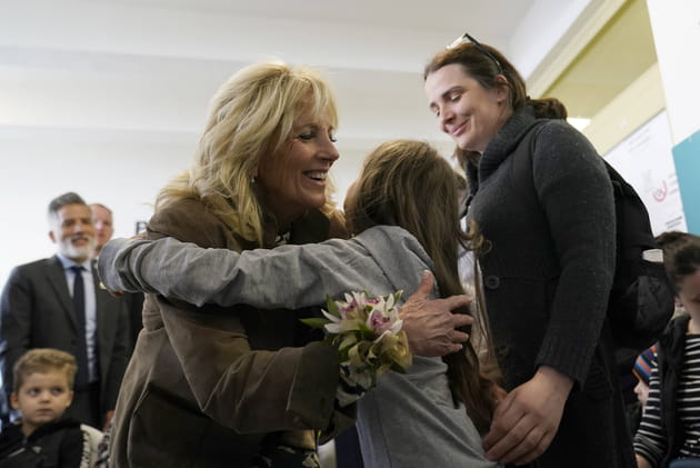 Jill Biden, enlac&eacute;e par une r&eacute;fugi&eacute;e ukrainienne, &agrave; Kosice en Slovaquie, le 8&nbsp;mai
