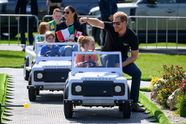 Meghan et Harry s'éclatent à bord de mini-voiturettes