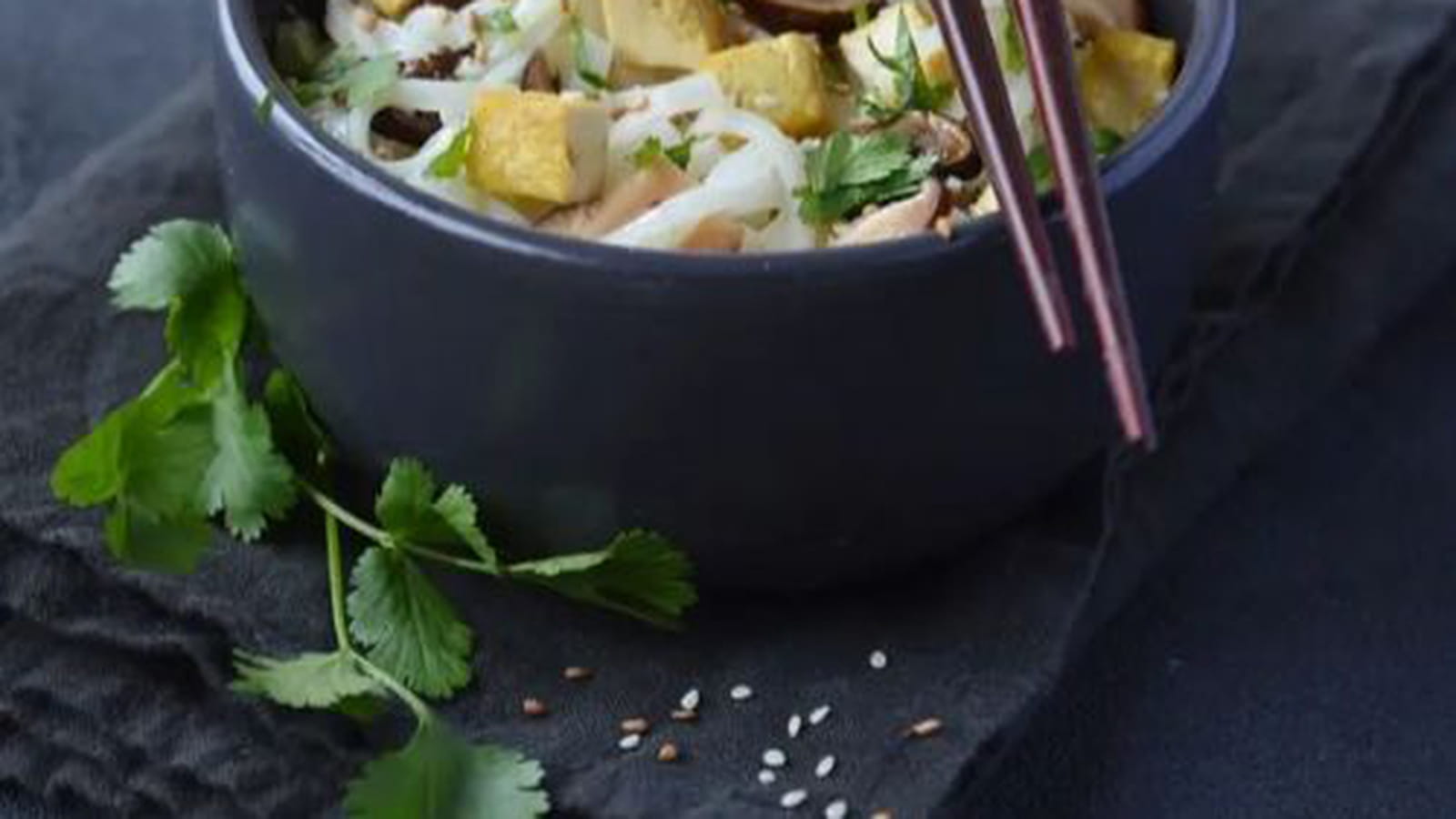Nouilles de riz, champignons et tofu