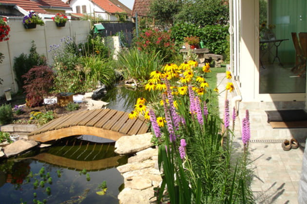 Au milieu coule une rivière