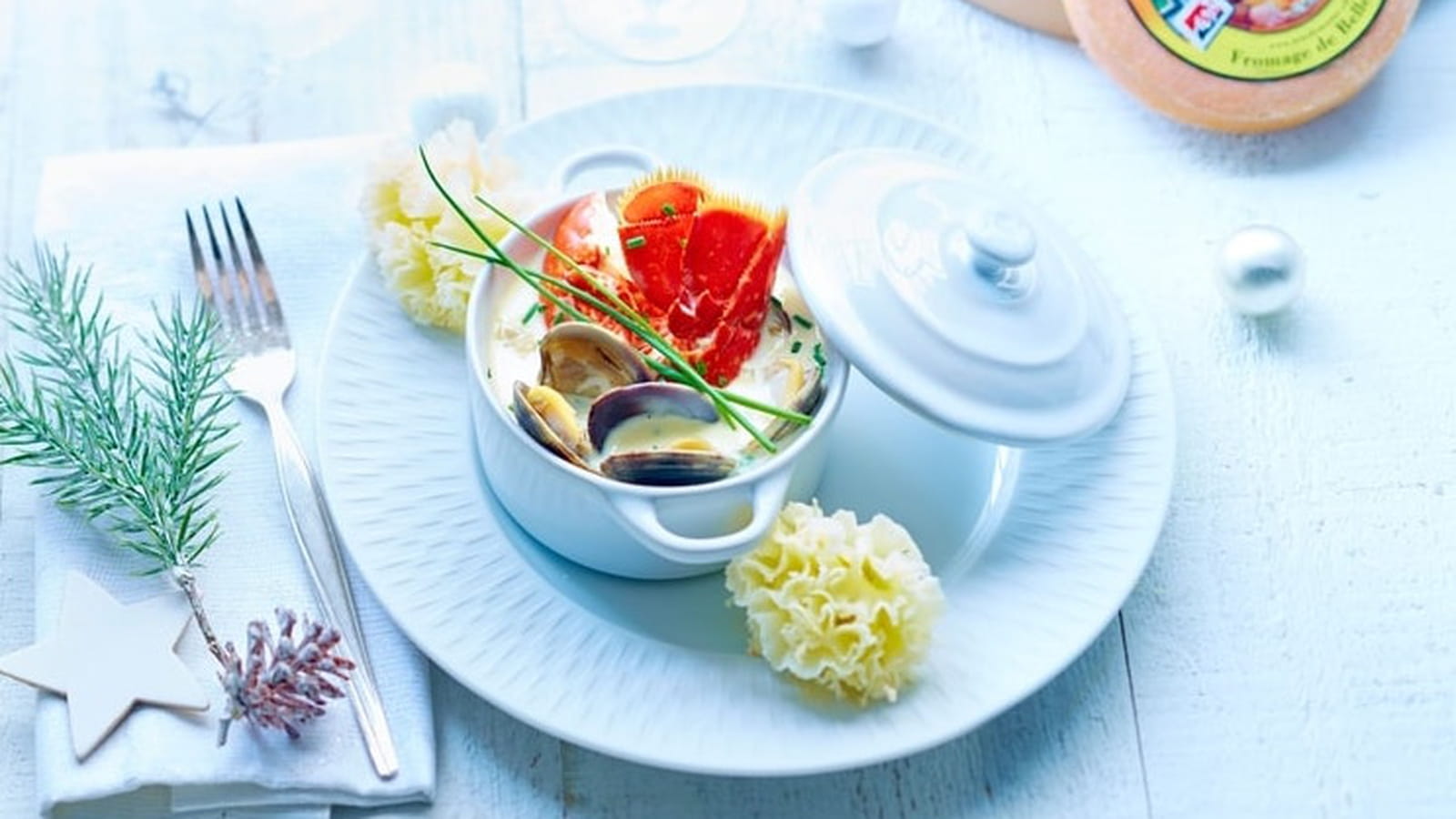 Cassolette de homard et palourdes à la Tête de Moine AOP