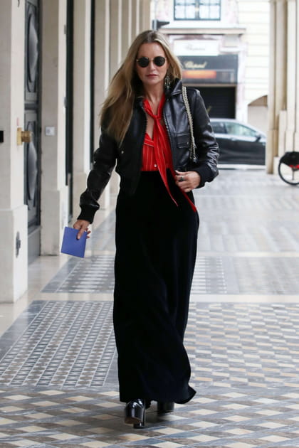 Apr&egrave;s&nbsp;: Kate Moss &agrave; 47&nbsp;ans en veste en cuir et blouse rouge