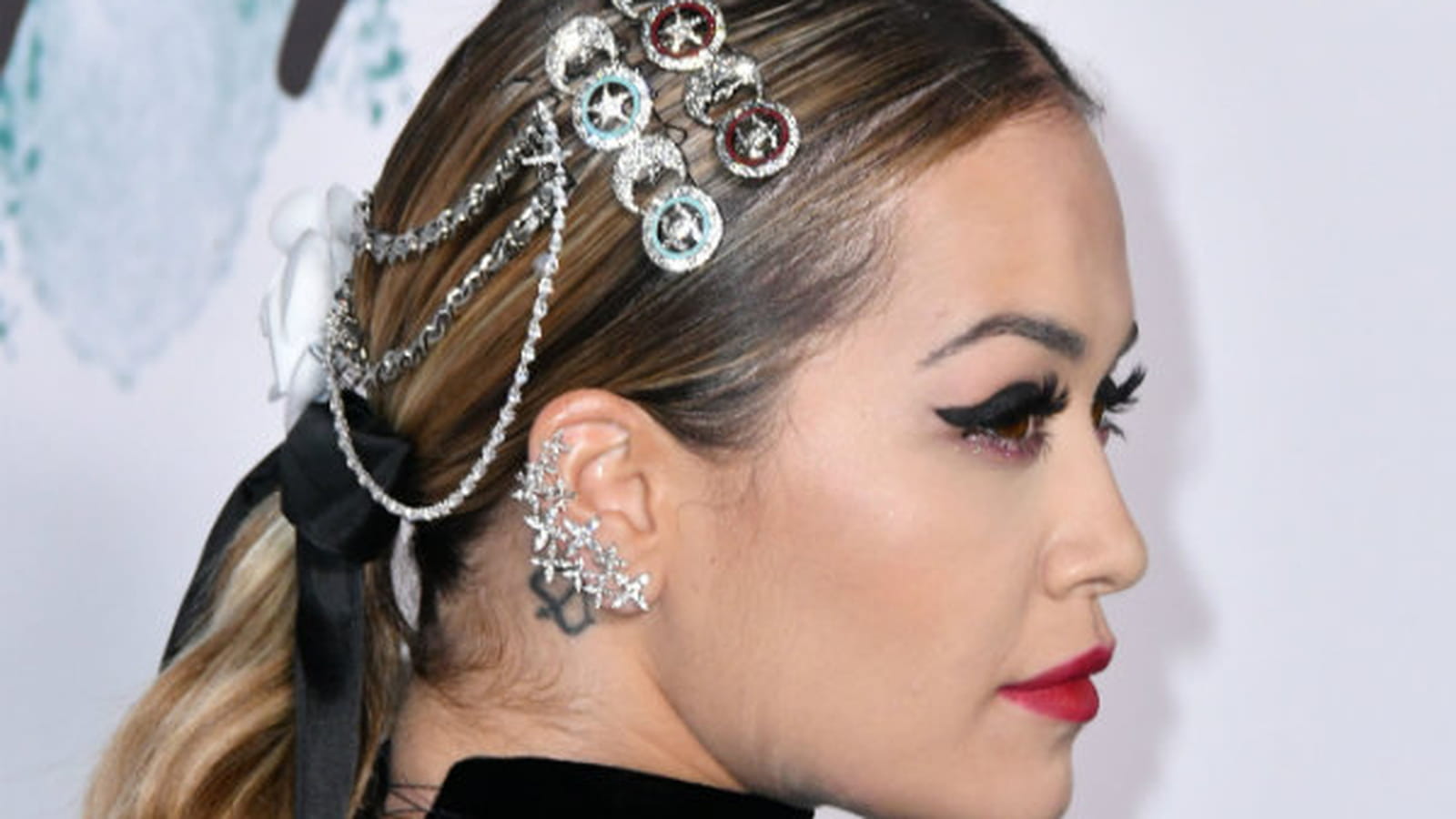 La queue-de-cheval bijoux de Rita Ora