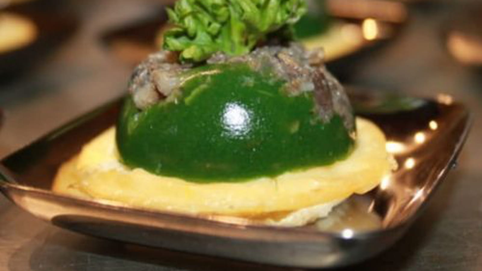 Dôme d'escargots persillé sur flan d'ail
