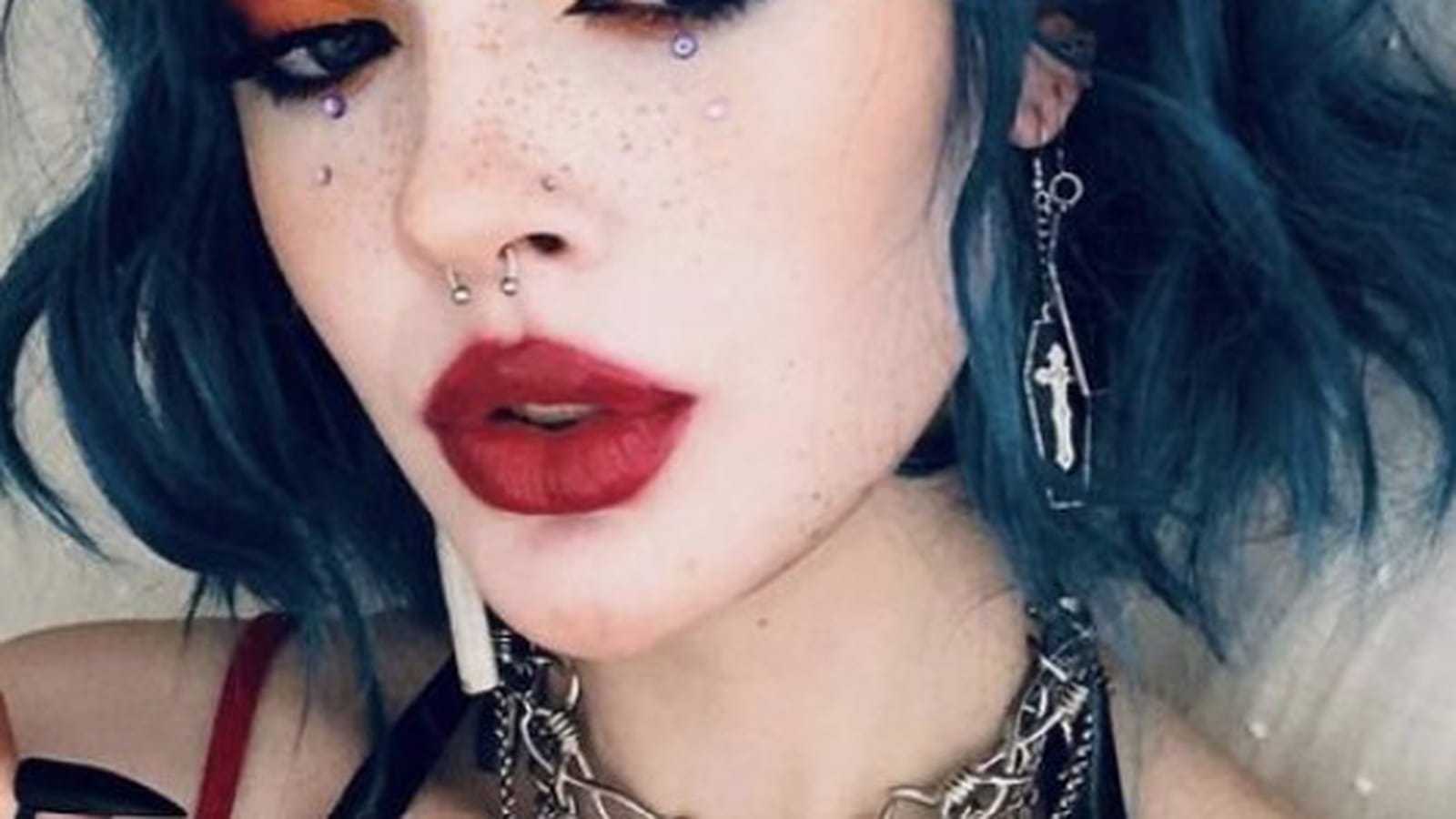 Maquillage gothique coloré