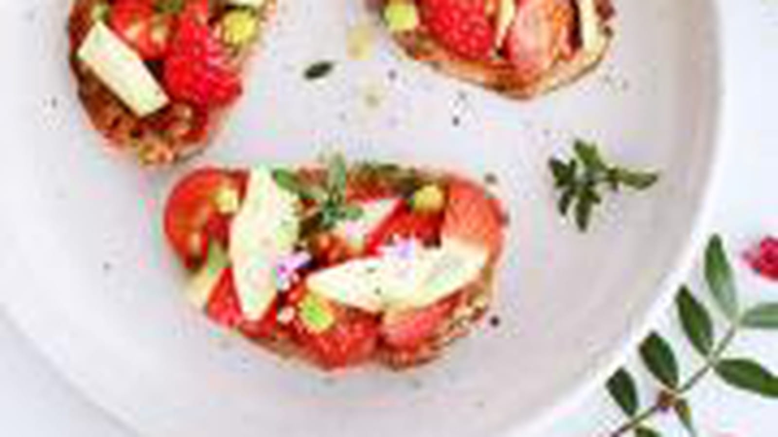 Crostini de fraises, avocat et tomates cerises