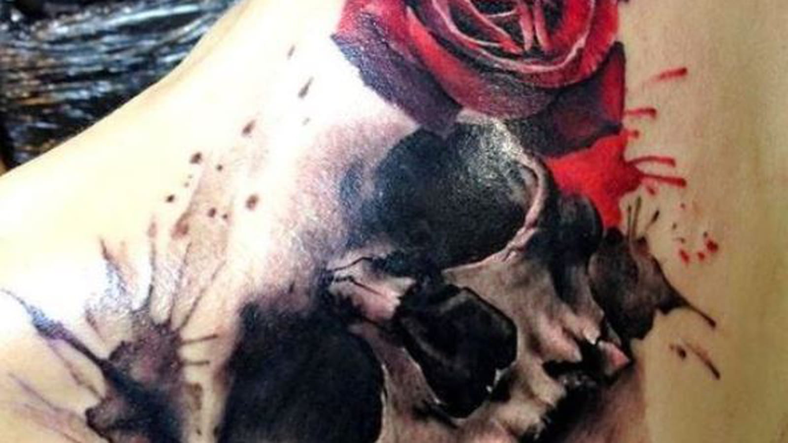 Tête de mort et rose rouge sur l'omoplate