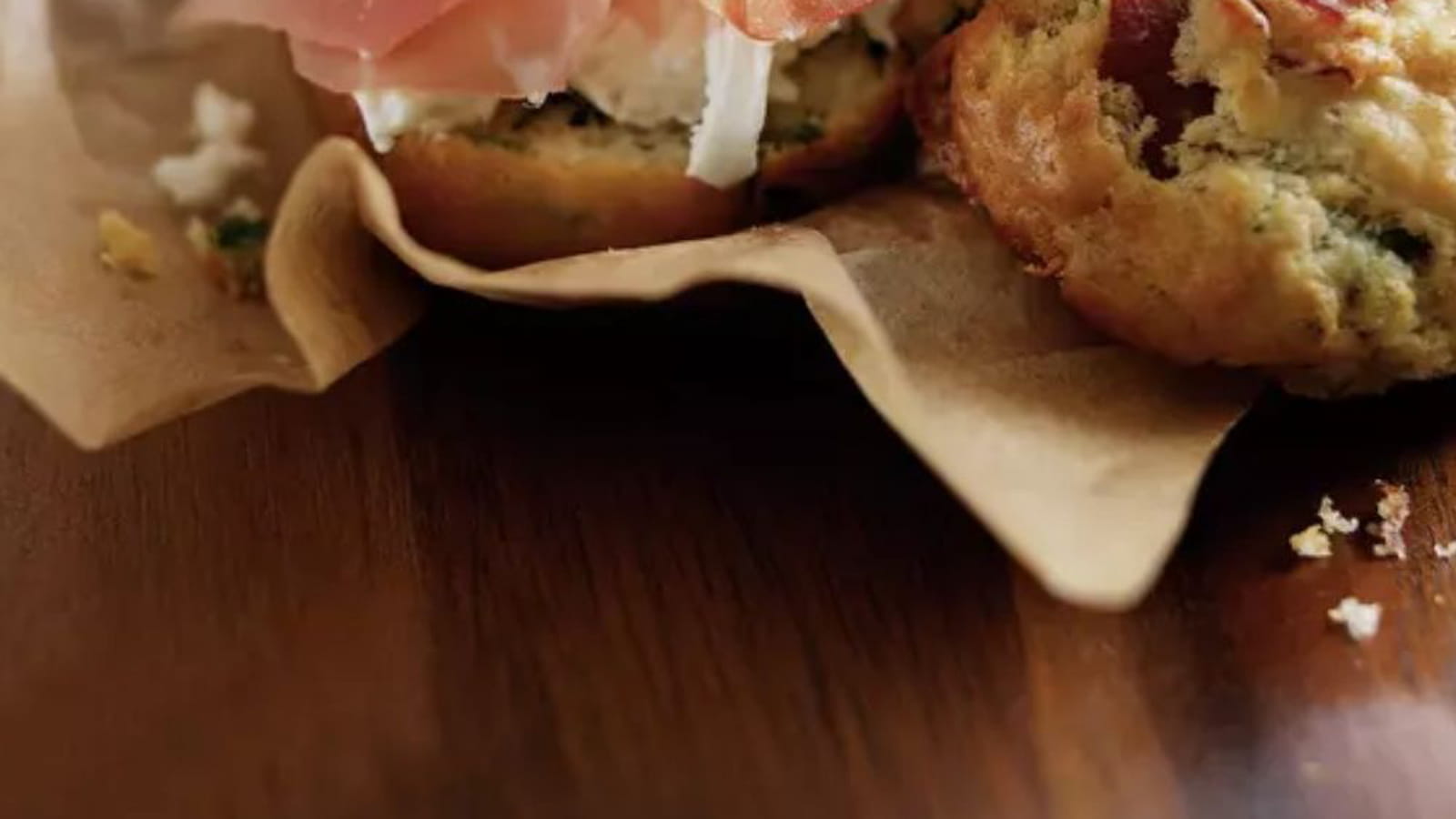 Muffins au jambon de Parme, épinards et fromage de chèvre
