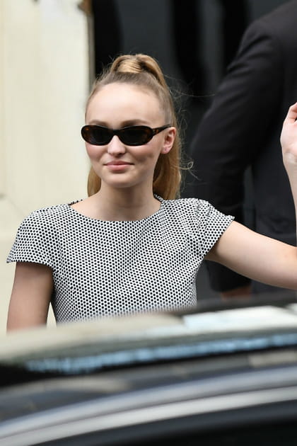Lily-Rose Depp en lunettes de soleil noires opaques