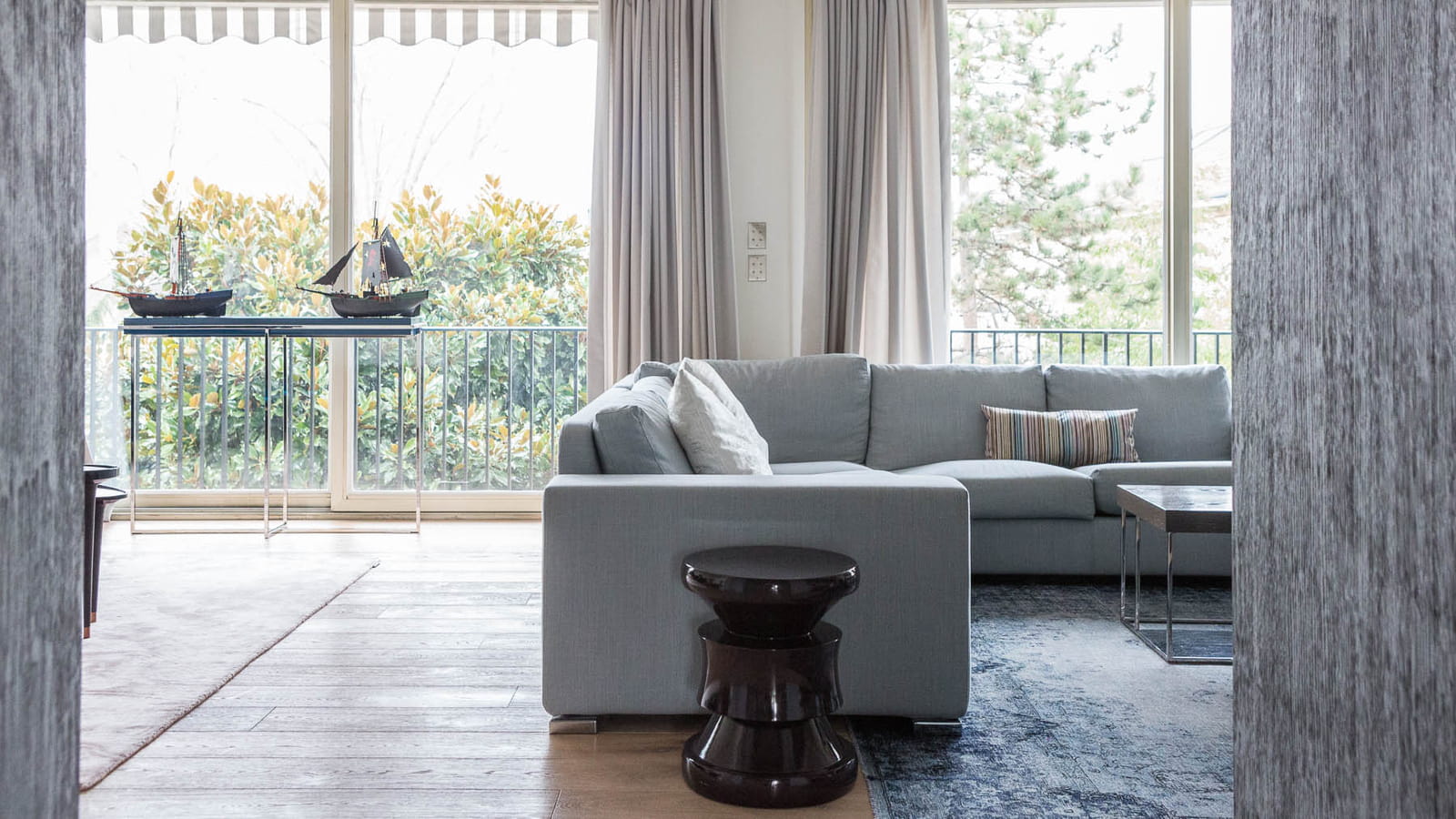 Salon largement ouvert